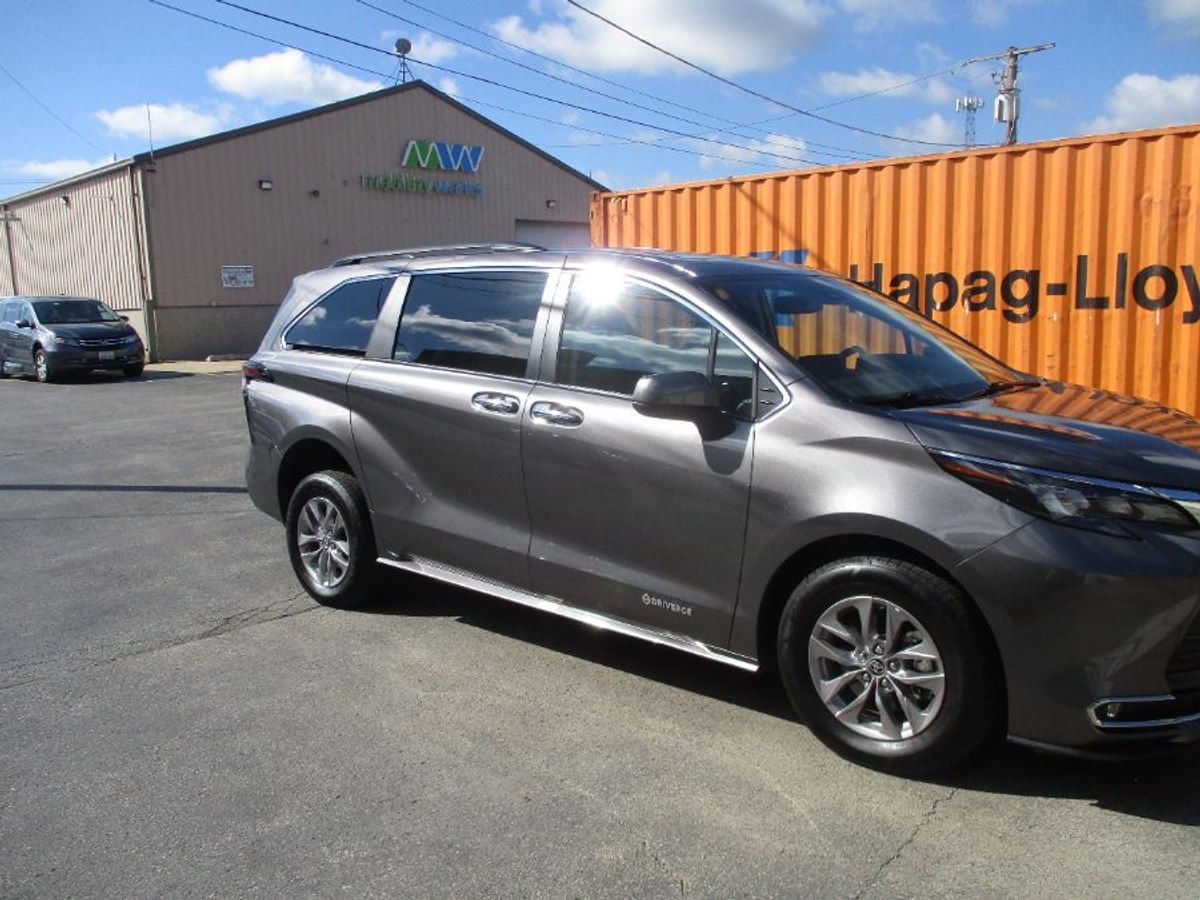 2024 TOYOTA SIENNA - Image 3