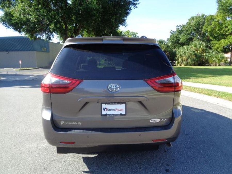 Used 2020 Toyota Sienna XLE Base - BraunAbility Side Entry Entry Fold Out Automatic Ramp