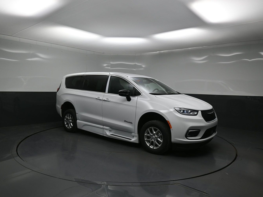 White Chrysler Pacifica image number 14