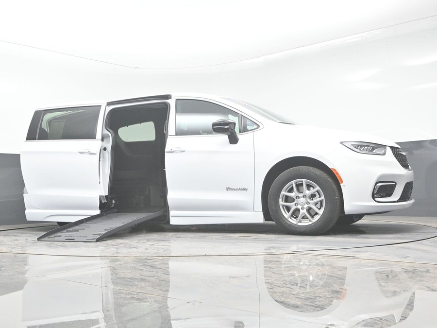 White Chrysler Pacifica image number 22