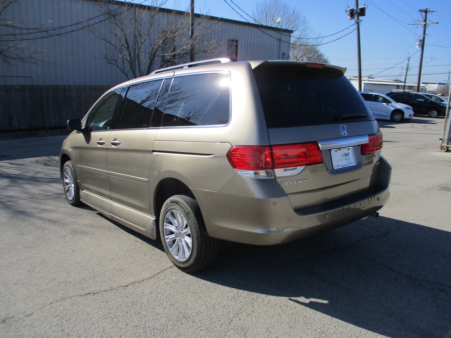 Gold Honda Odyssey image number 4