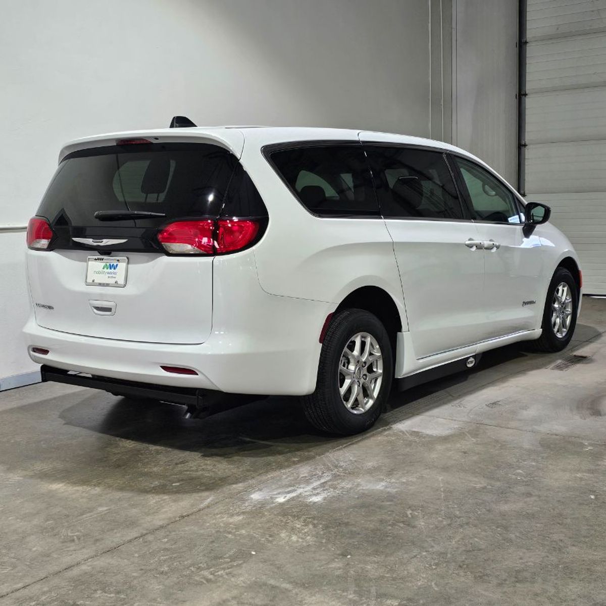 White Chrysler Voyager image number 4