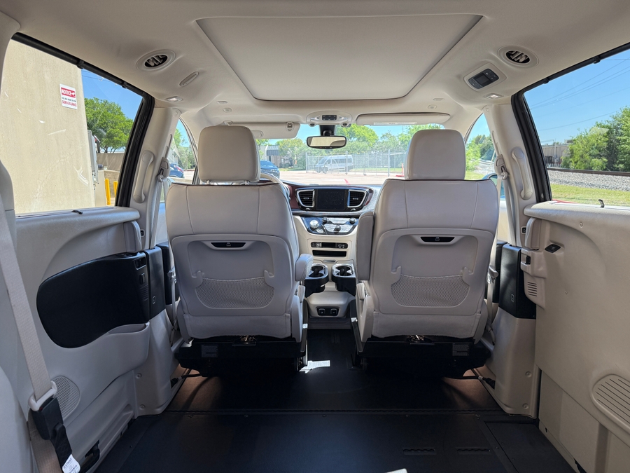 Used 2020 Chrysler Pacifica Limited - BraunAbility Side Entry Entry In Floor Automatic Ramp