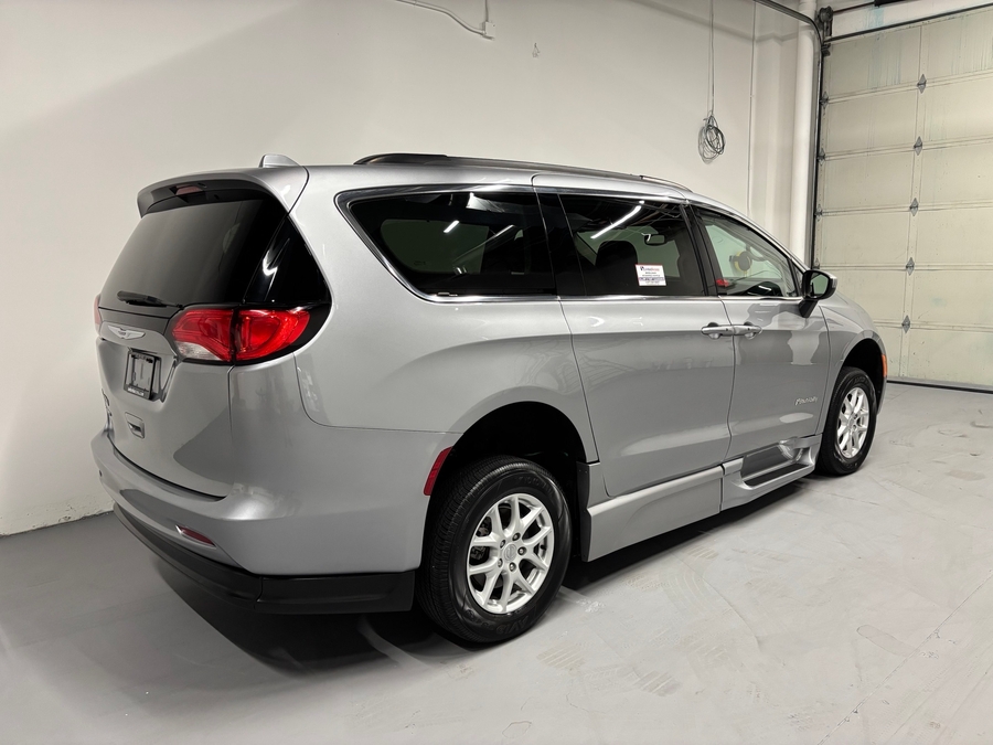 Used 2020 Chrysler Voyager LXi - BraunAbility Side Entry Fold Out Automatic Ramp