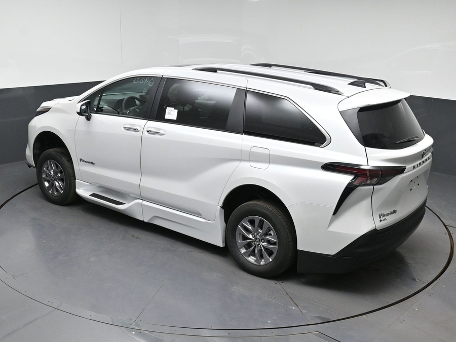 White Toyota Sienna image number 8