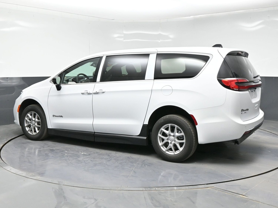 White Chrysler Pacifica image number 3