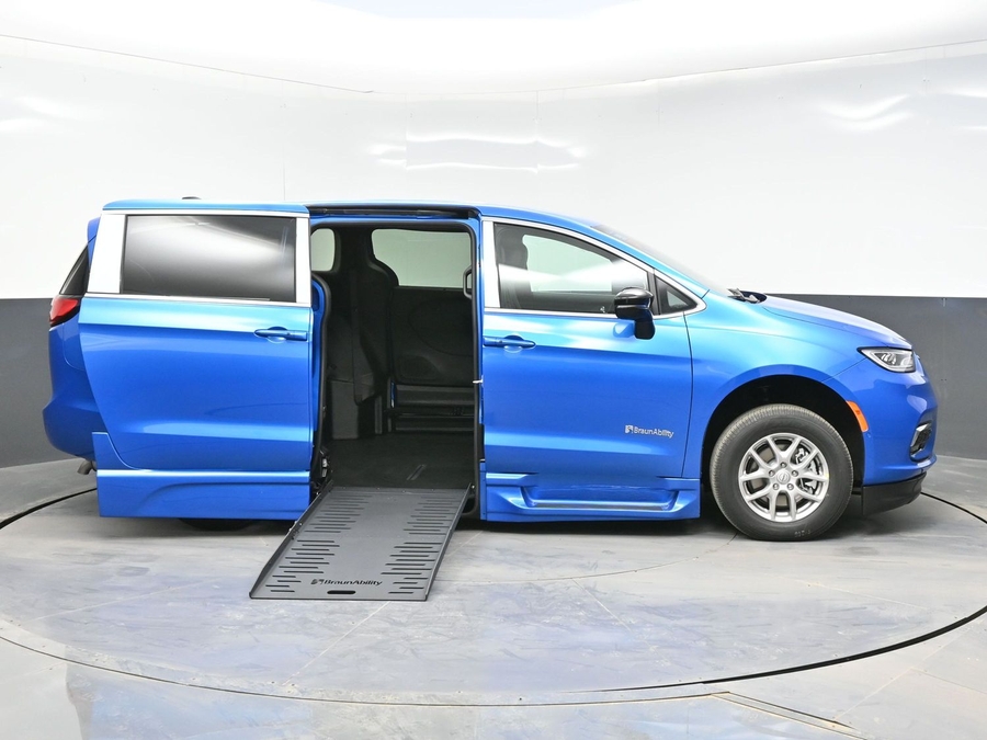 Blue Chrysler Pacifica image number 4