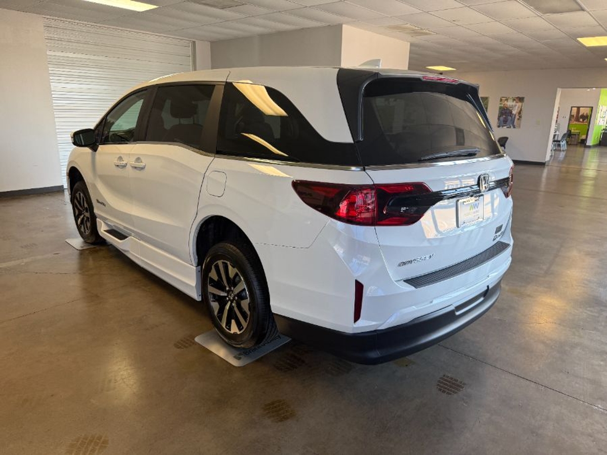 White Honda Odyssey image number 3