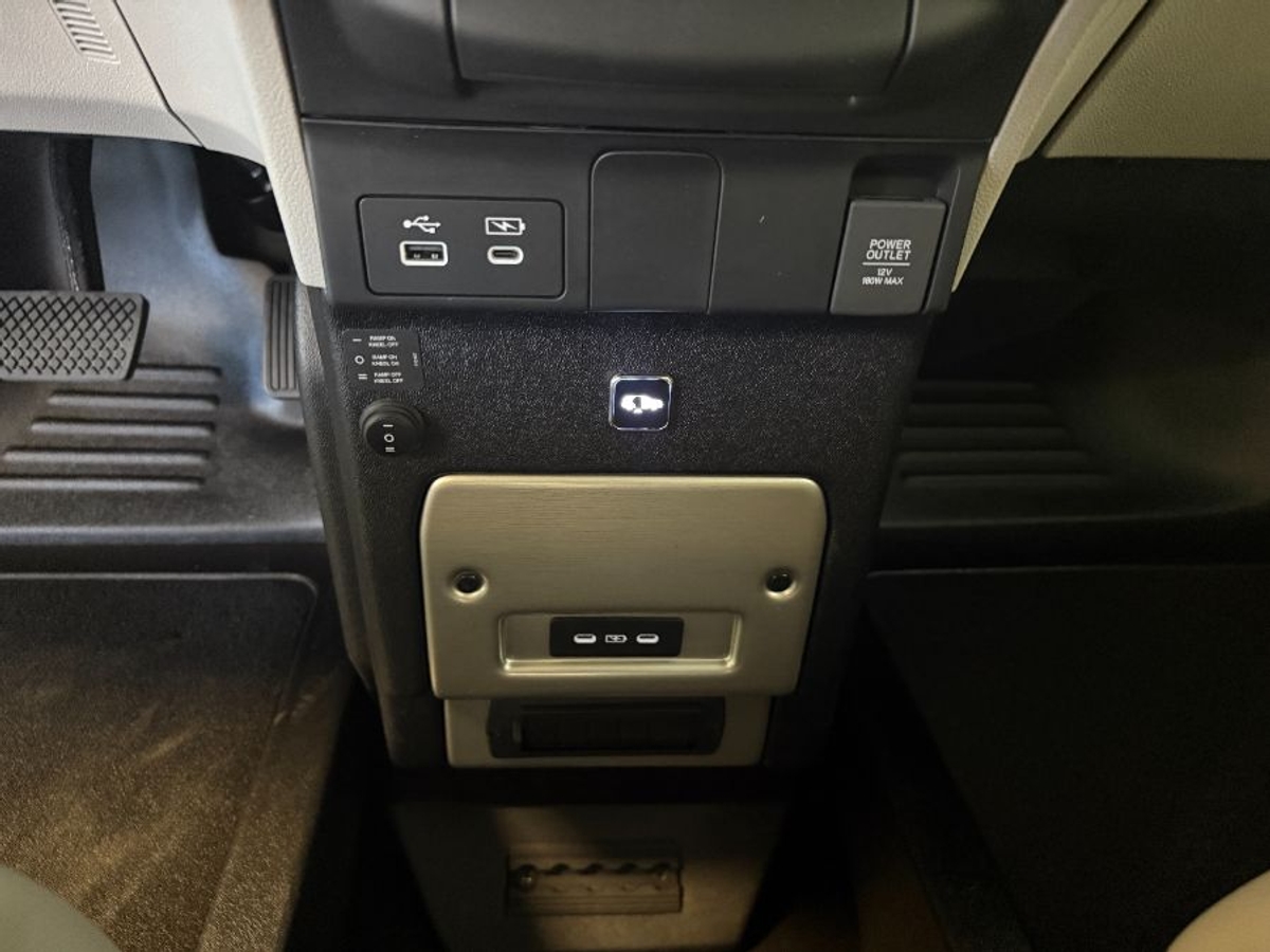 White Honda Odyssey image number 12