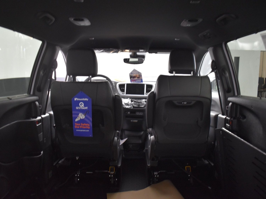 New 2025 Chrysler Pacifica Select Safety - BraunAbility Side Entry Entry Fold Out Automatic Ramp