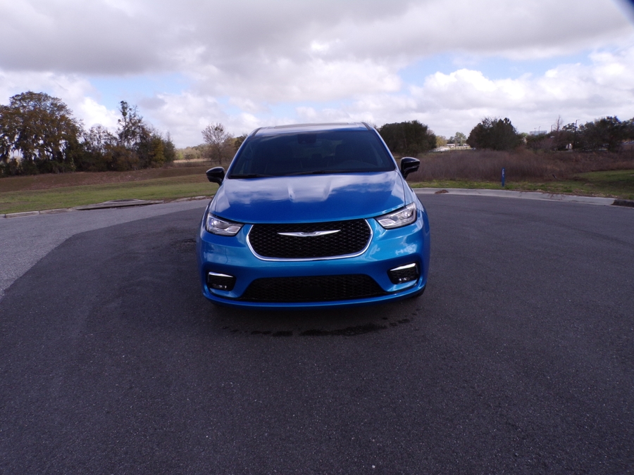 Blue Chrysler Pacifica image number 1