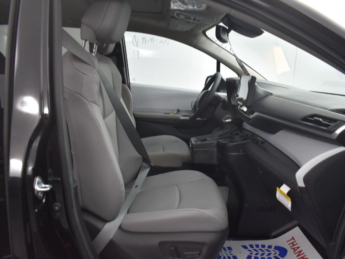 2025 TOYOTA SIENNA - Image 9