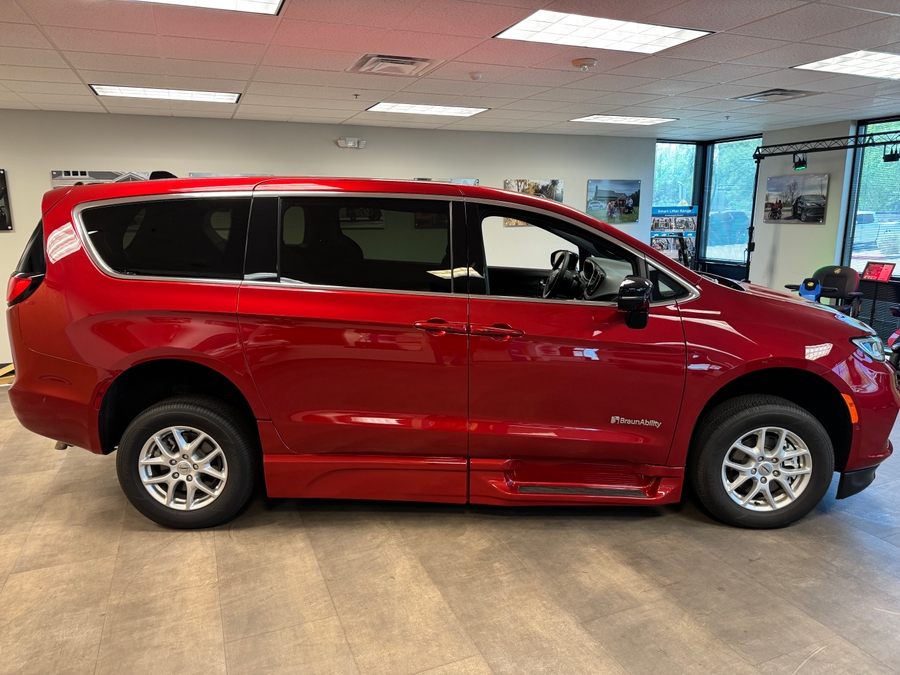 Used 2025 Chrysler Pacifica Select - BraunAbility Side Entry Fold Out Automatic Ramp