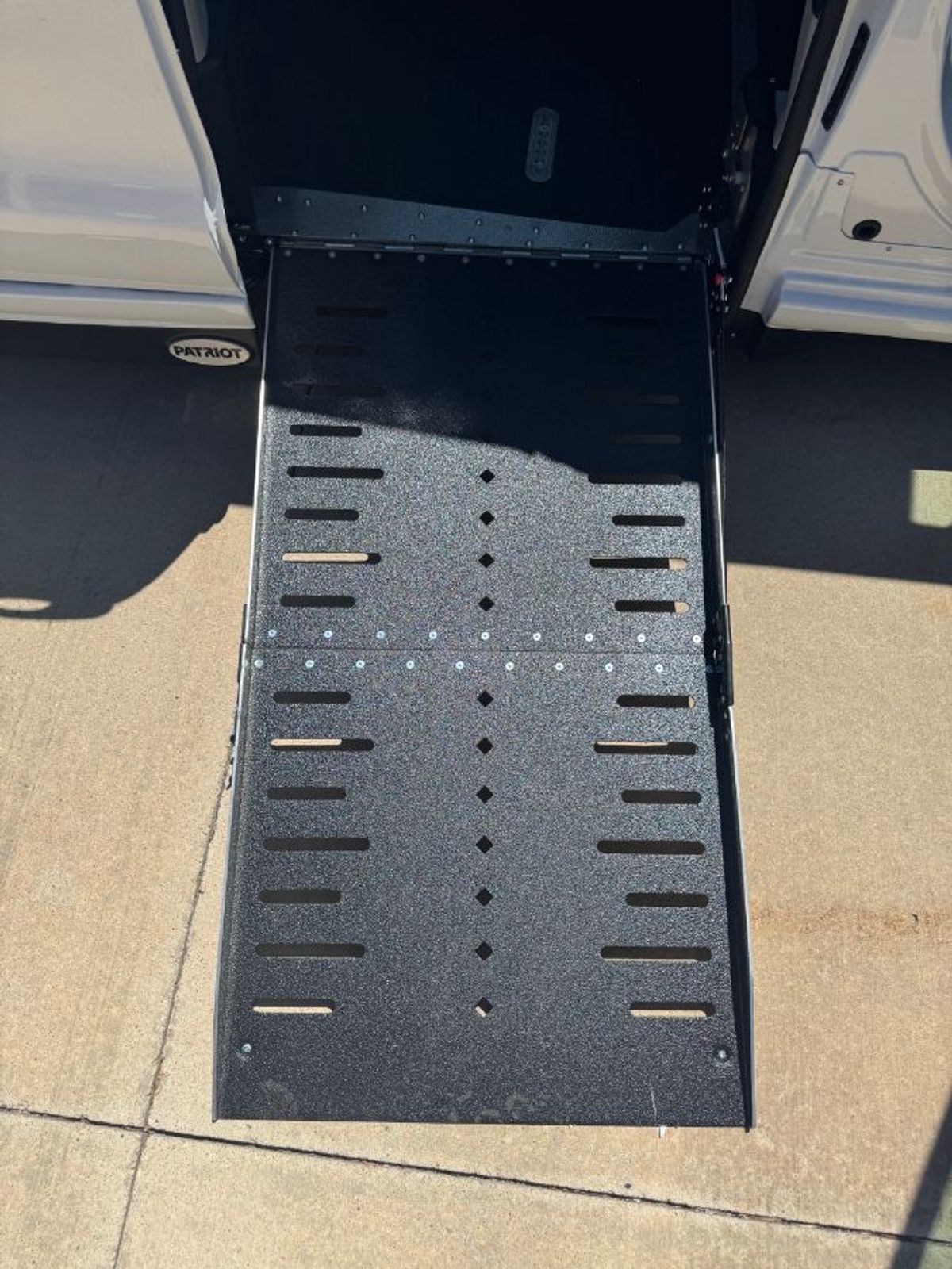 White Chrysler Voyager image number 20