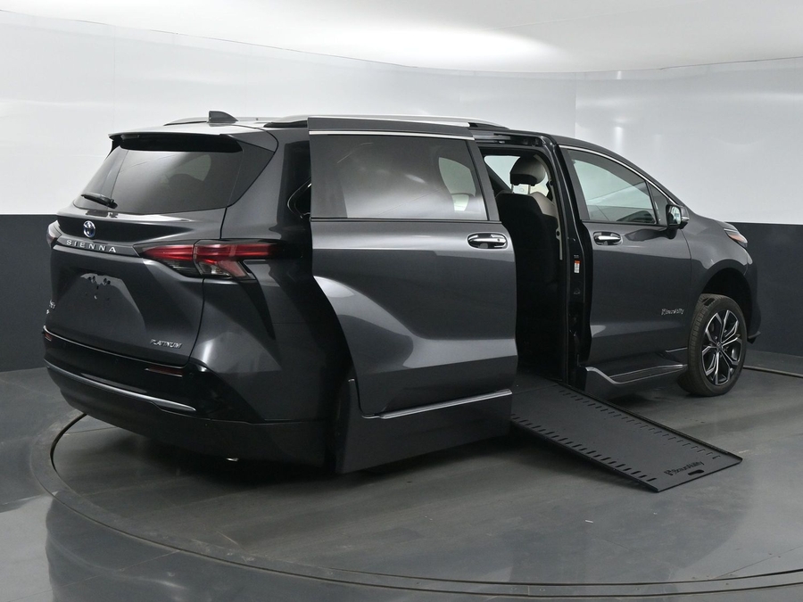 New 2025 Toyota Sienna Hybrid Platinum - BraunAbility Side Entry Entry In Floor Automatic Ramp