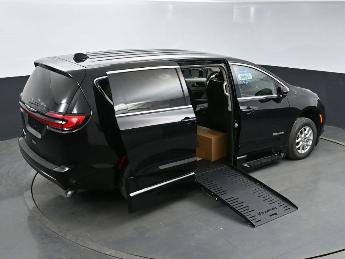 Black Chrysler Pacifica image number 15