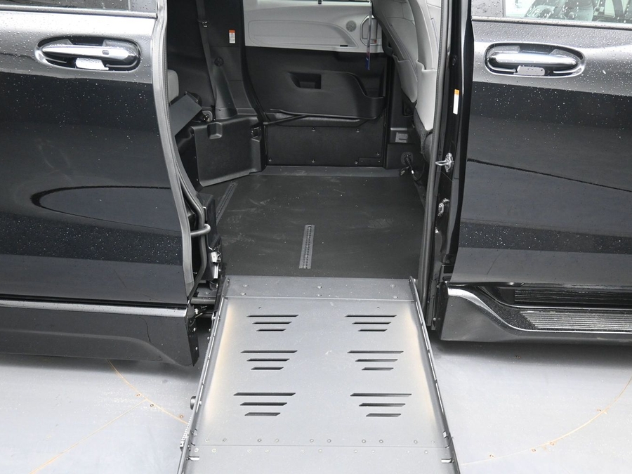 New 2026 Toyota Sienna Hybrid XLE Base - BraunAbility Side Entry Entry Fold Out Automatic Ramp