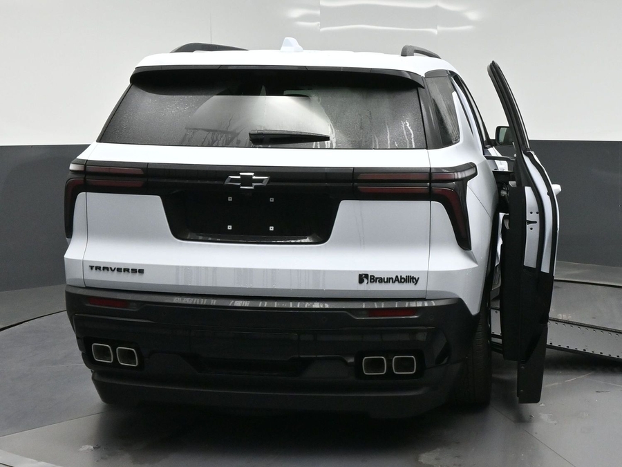 New 2026 Chevrolet Traverse 1LT Midnight - BraunAbility Side Entry In Floor Automatic Ramp