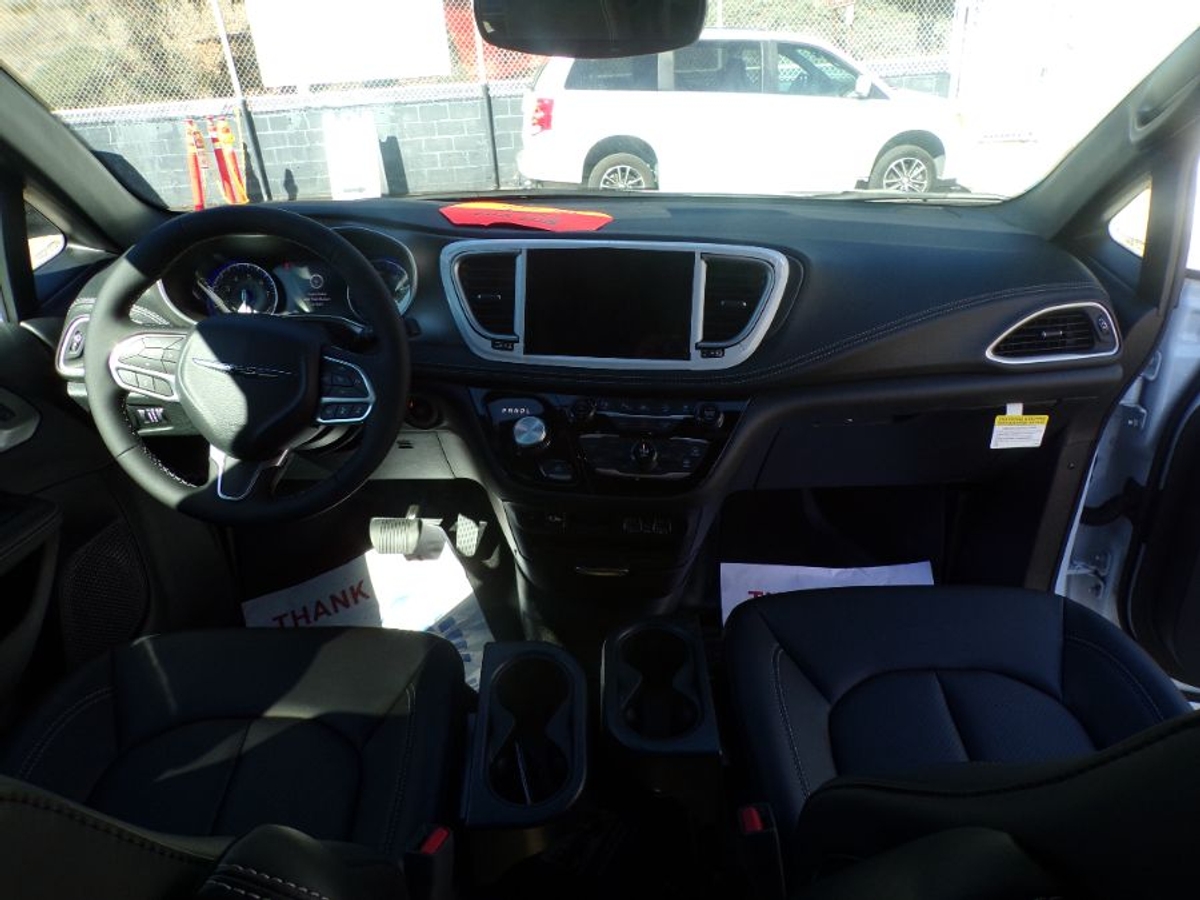 2025 CHRYSLER PACIFICA - Image 11