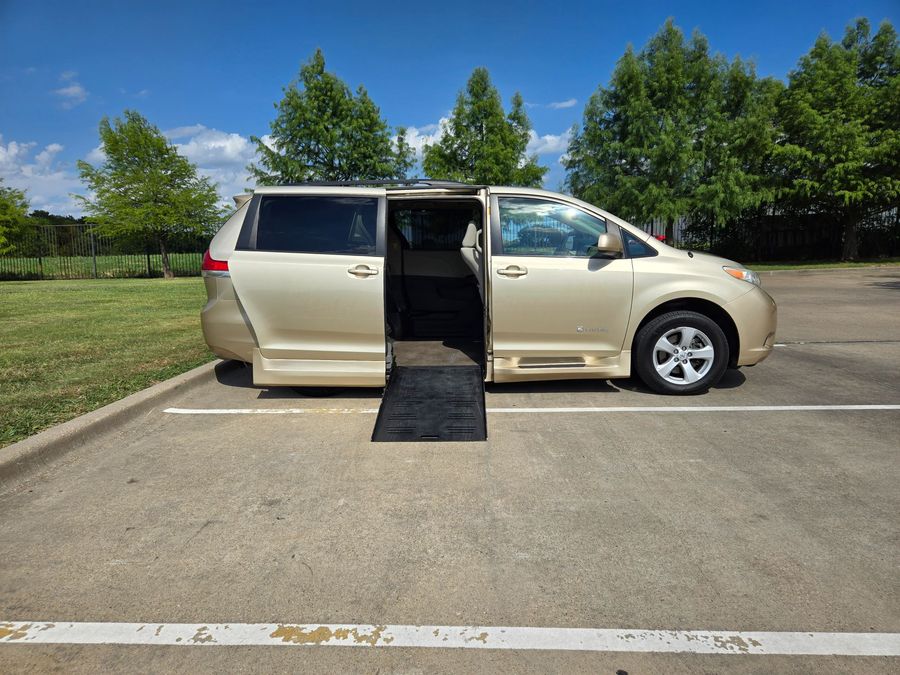 Used 2014 Toyota Sienna LE - BraunAbility Side Entry Entry Fold Out Automatic Ramp
