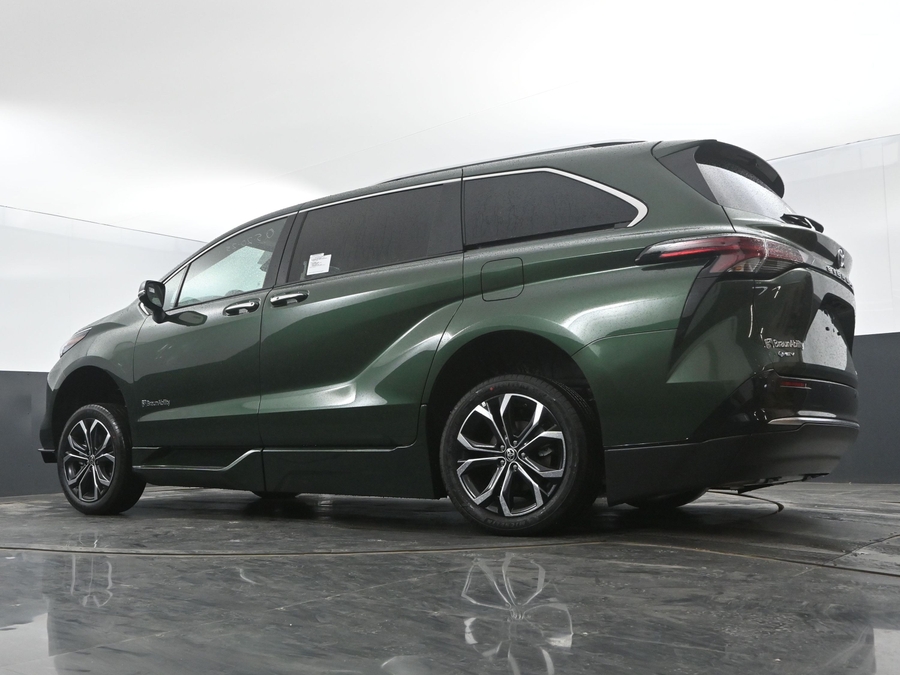 New 2026 Toyota Sienna Hybrid XLE Base - BraunAbility Side Entry Entry Fold Out Automatic Ramp