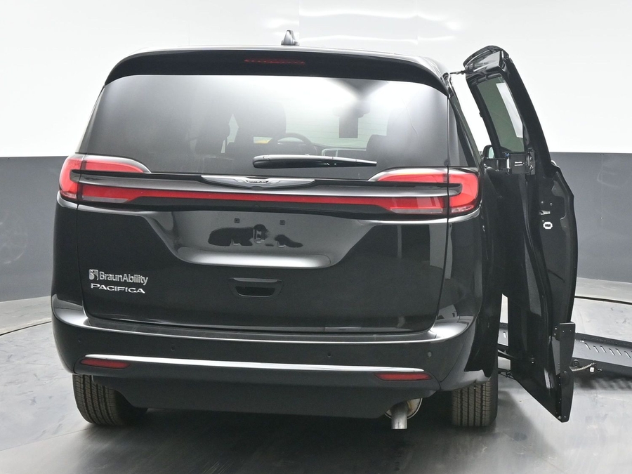 Black Chrysler Pacifica image number 9