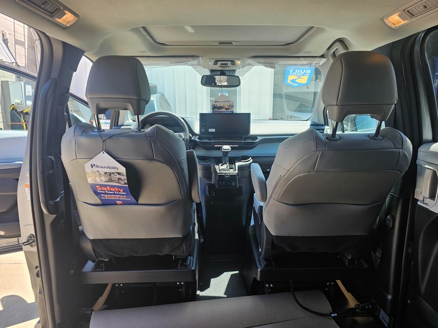 Grey Toyota Sienna image number 4