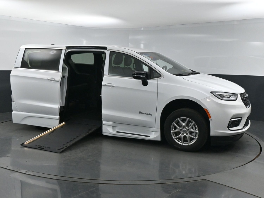 2025 Chrysler Pacifica Select's photo