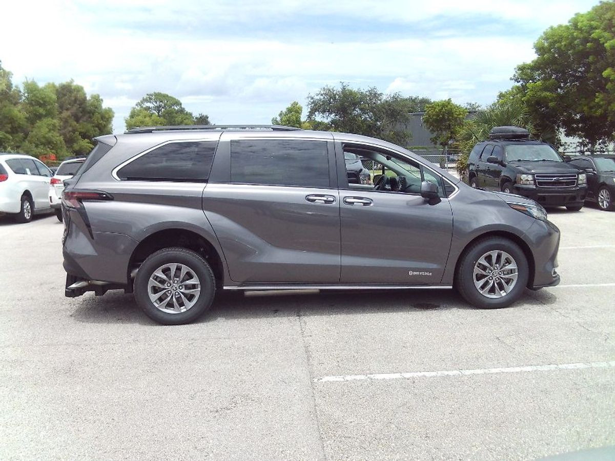 2023 TOYOTA SIENNA - Image 8