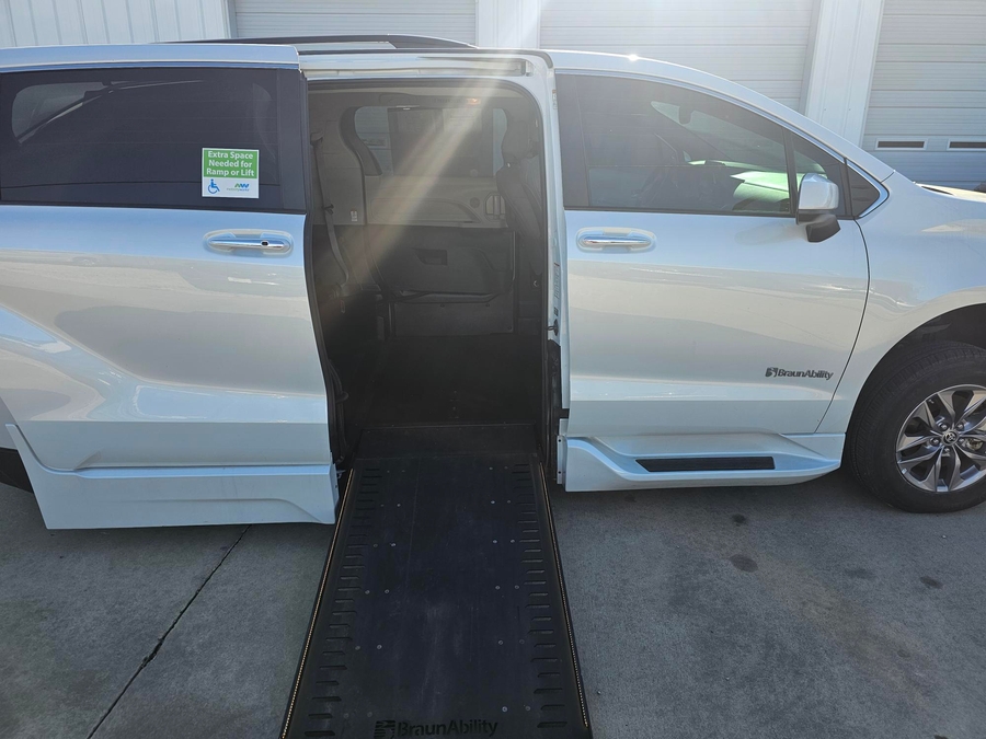 White Toyota Sienna image number 1