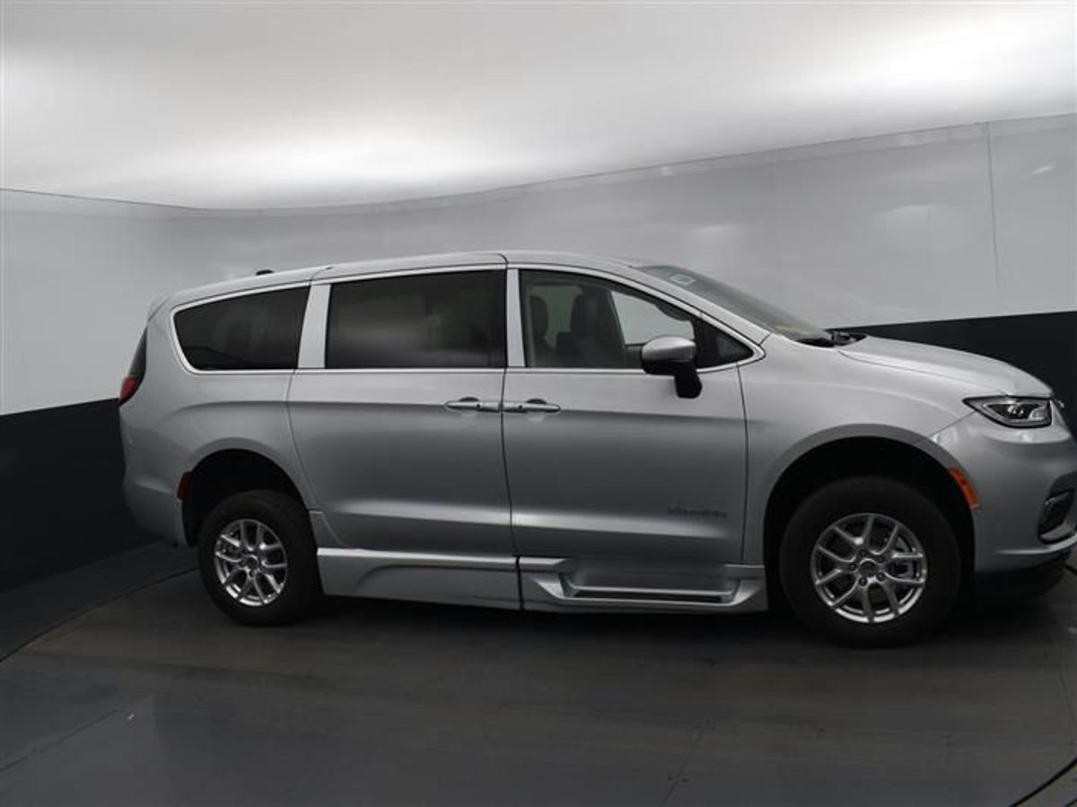 Silver Chrysler Pacifica image number 15