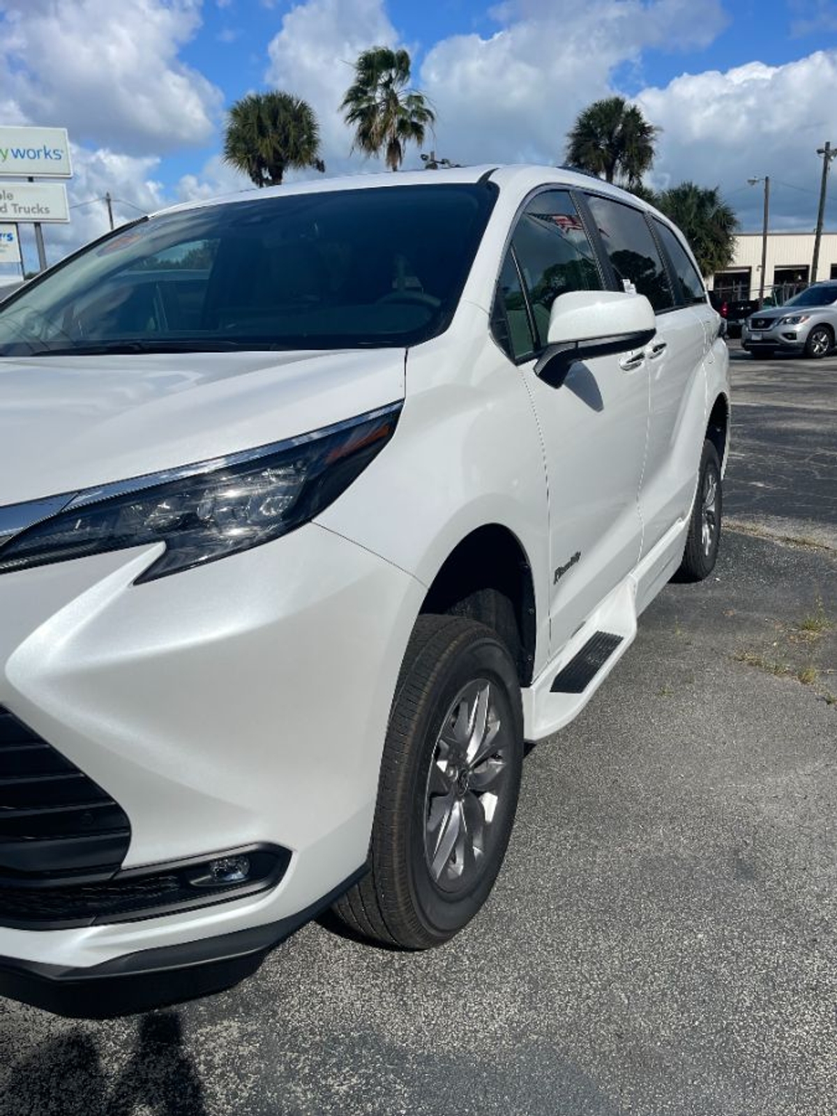 2025 TOYOTA SIENNA - Image 2