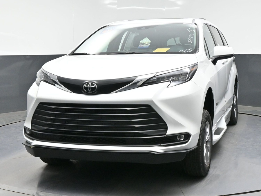 New 2026 Toyota Sienna Hybrid XLE Base - BraunAbility Side Entry Entry Fold Out Automatic Ramp