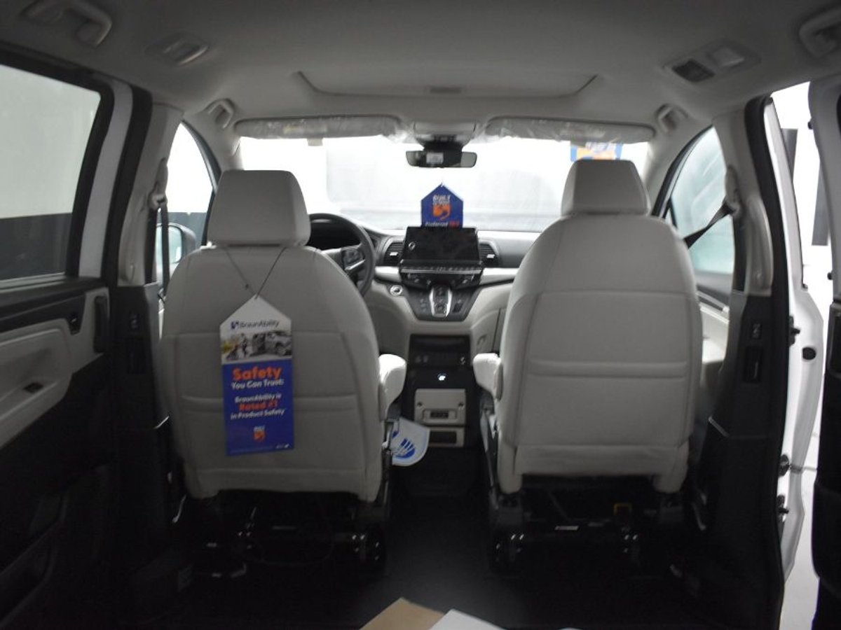 White Honda Odyssey image number 14