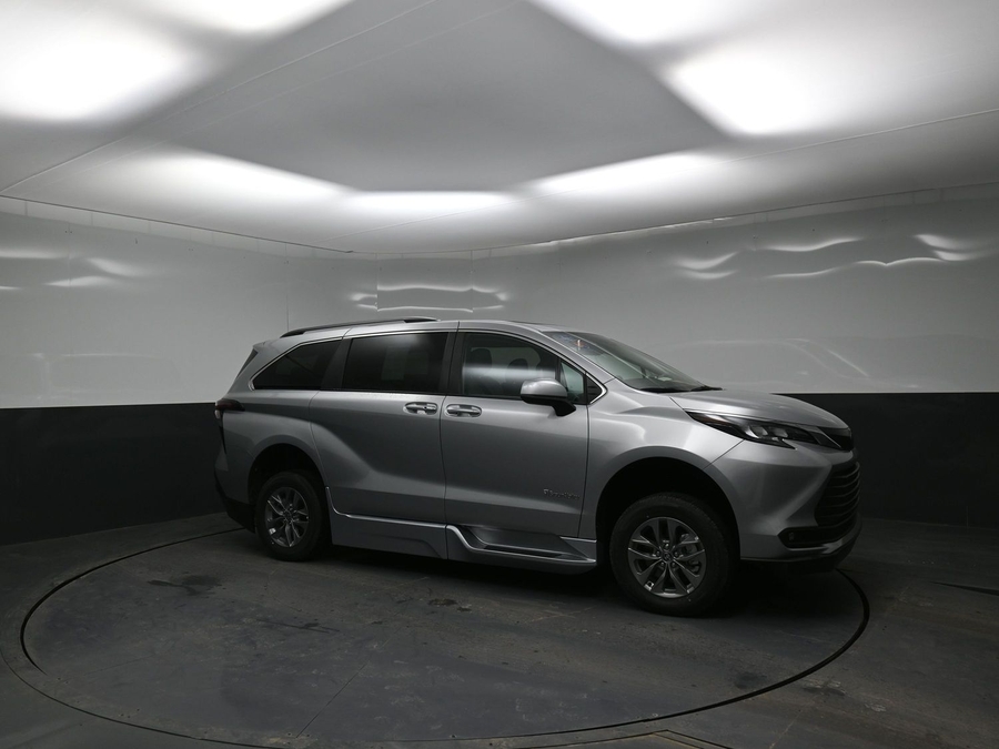 Silver Toyota Sienna image number 17