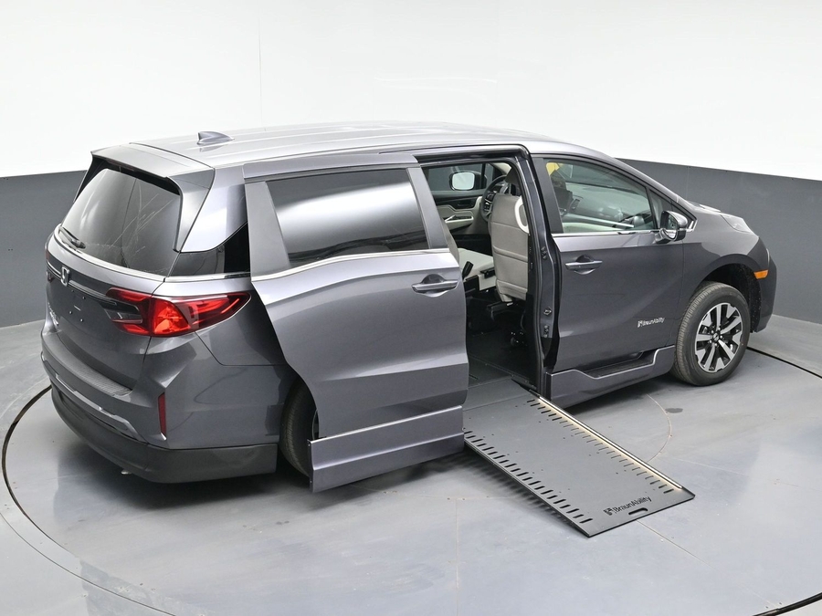 Grey Honda Odyssey image number 20