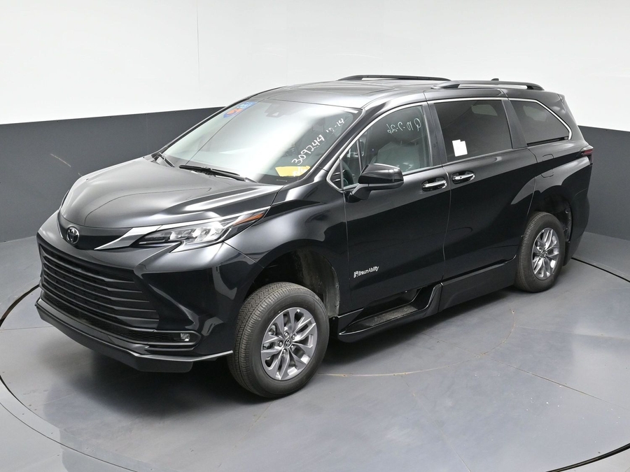 New 2026 Toyota Sienna Hybrid XLE Base - BraunAbility Side Entry Fold Out Automatic Ramp