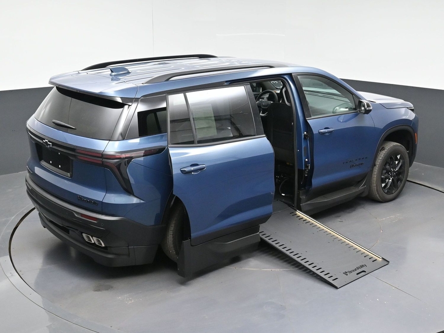 New 2026 Chevrolet Traverse 1LT Midnight - BraunAbility Side Entry In Floor Automatic Ramp