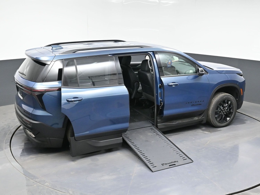 New 2026 Chevrolet Traverse 1LT Midnight - BraunAbility Side Entry Entry In Floor Automatic Ramp