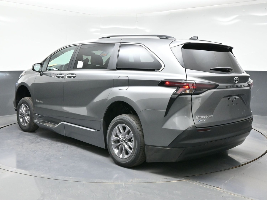 Grey Toyota Sienna image number 1