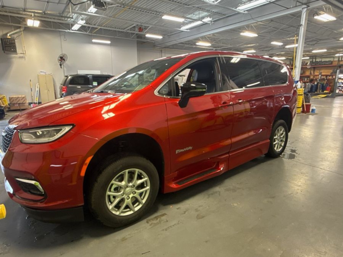 2025 CHRYSLER PACIFICA - Image 3