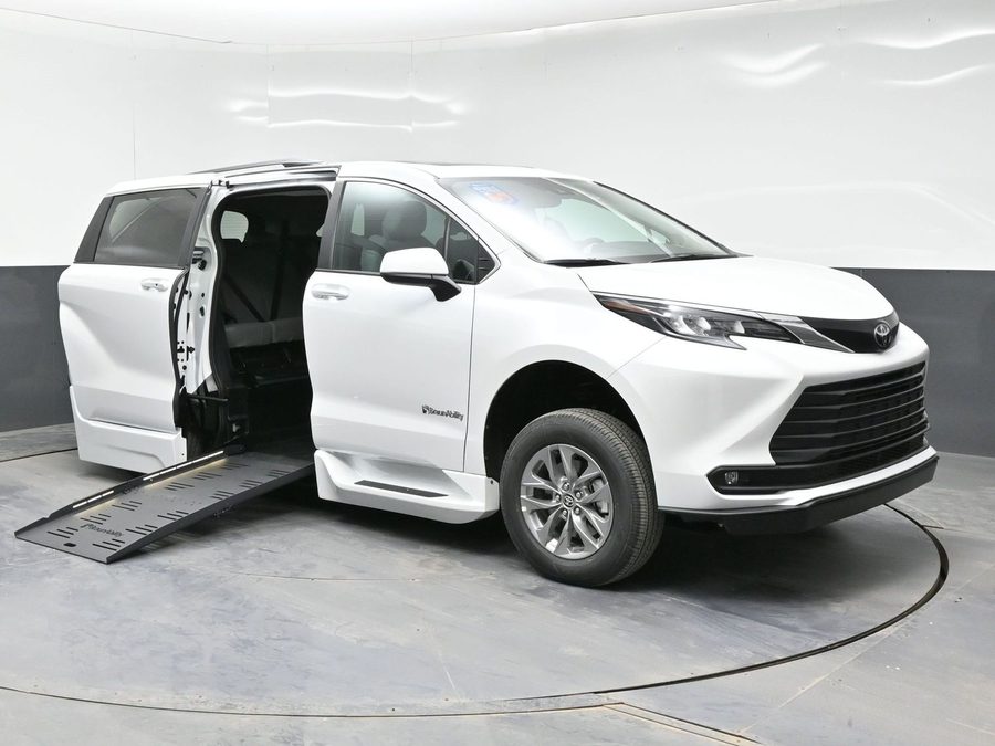 New 2026 Toyota Sienna Hybrid XLE Plus - BraunAbility Side Entry Entry Fold Out Automatic Ramp