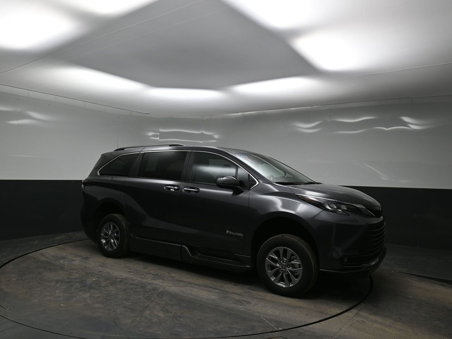 Grey Toyota Sienna image number 17