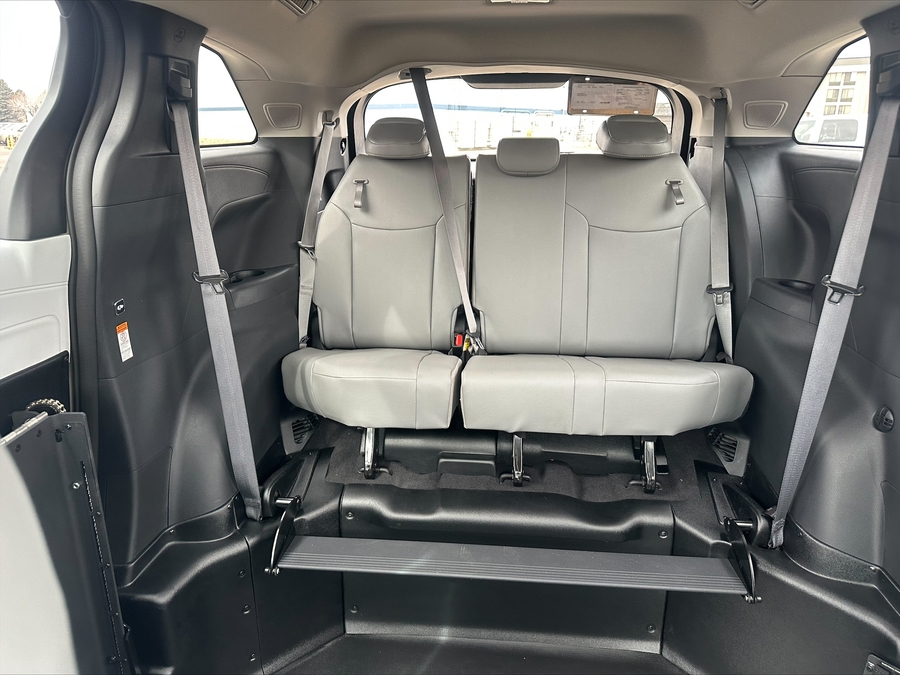 Grey Toyota Sienna image number 3