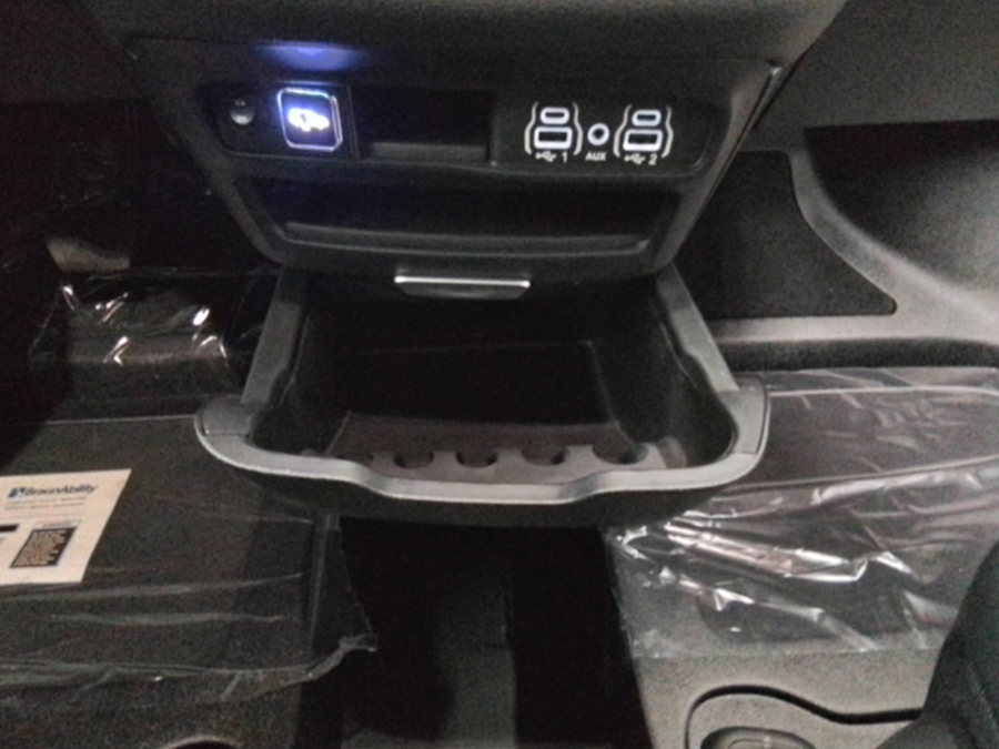 Black Chrysler Pacifica image number 13