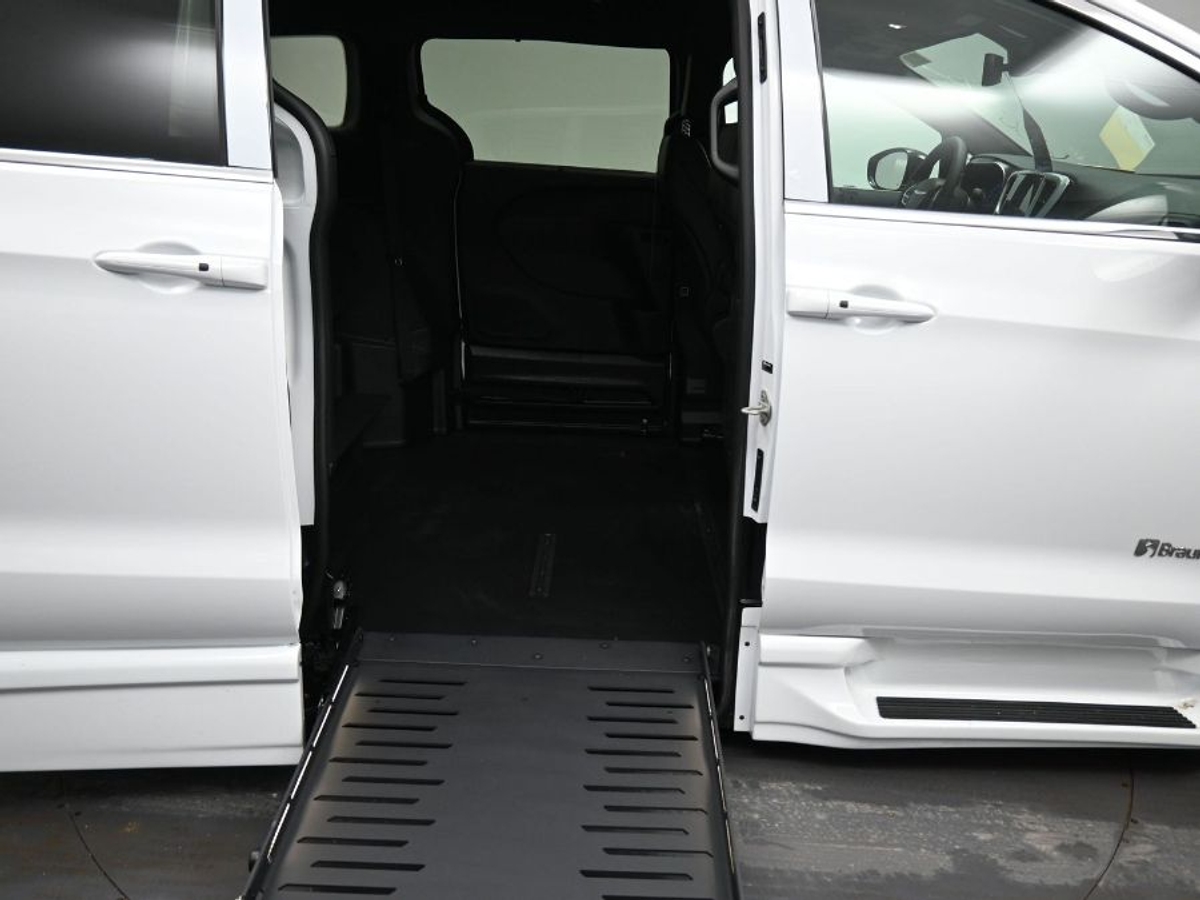 White Chrysler Pacifica image number 11