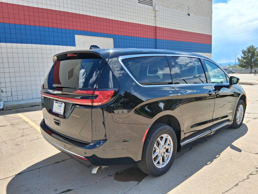 Número de imagen Chrysler Pacifica negro 4
