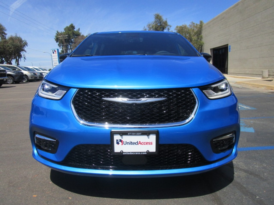 New 2026 Chrysler Pacifica Select Safety - BraunAbility Side Entry Entry Fold Out Automatic Ramp