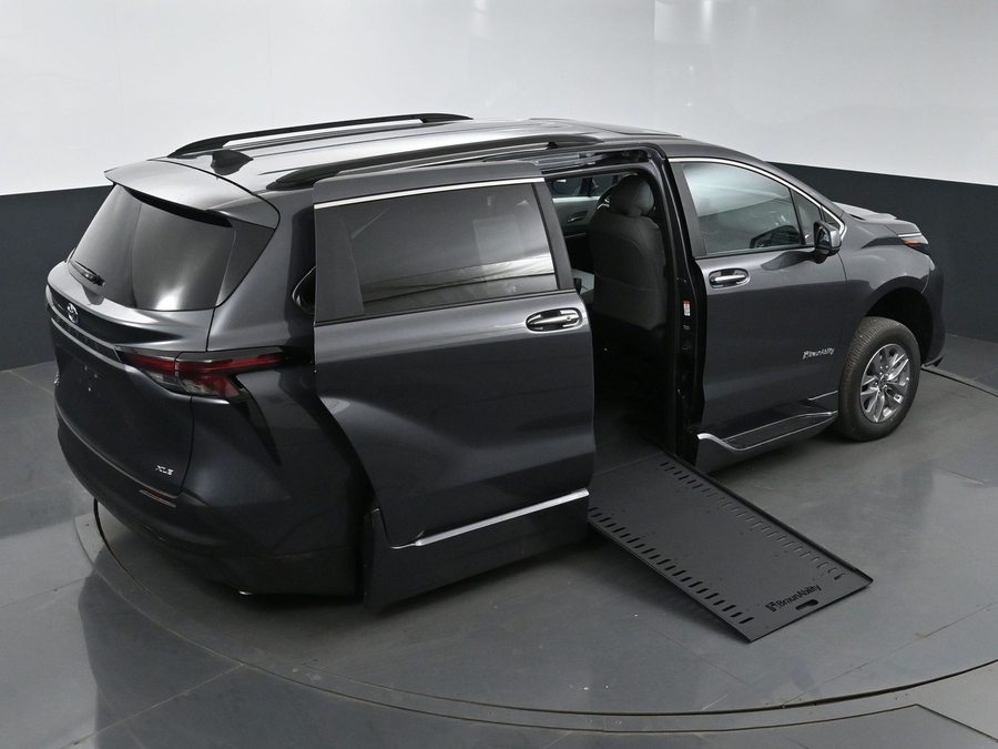 New 2025 Toyota Sienna Hybrid XLE Plus - BraunAbility Side Entry Entry In Floor Automatic Ramp