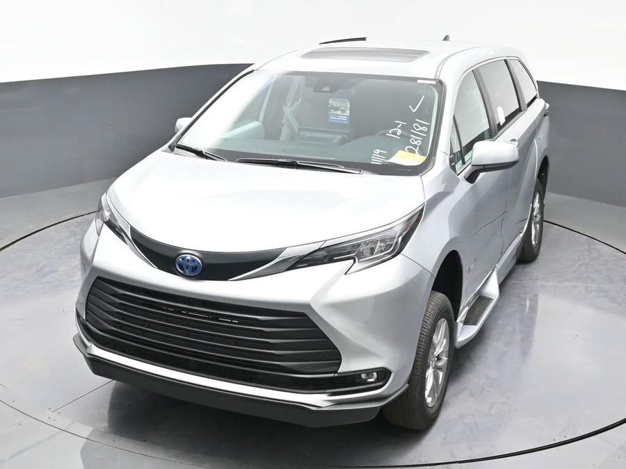 New 2025 Toyota Sienna Hybrid XLE Base - BraunAbility Side Entry Entry Fold Out Automatic Ramp